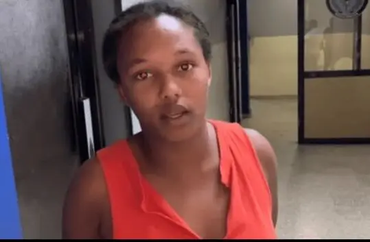 Arrestan mujer que propinó varios machetazos a adolescente mientras cargaba niño en brazos