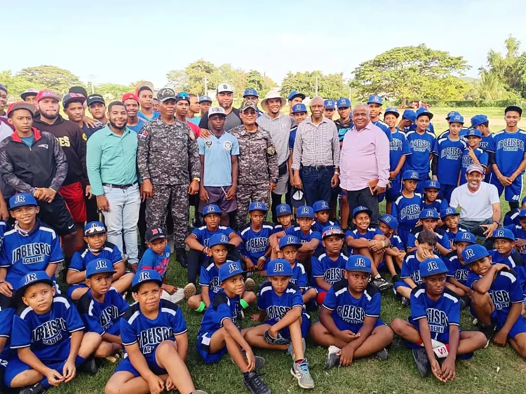 Peloteros Águilas Cibaeñas dan inicio a clínicas en proyecto “De vuelta al barrio”