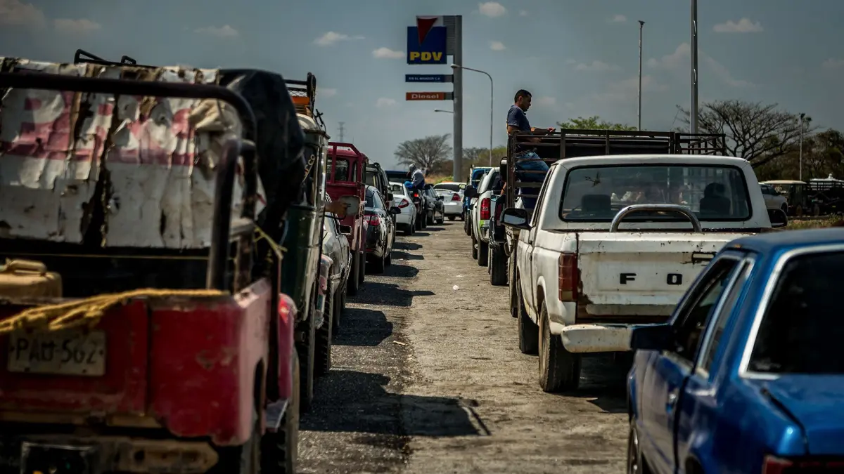 La escasez de gasolina en Venezuela, una crisis convertida en rutina
