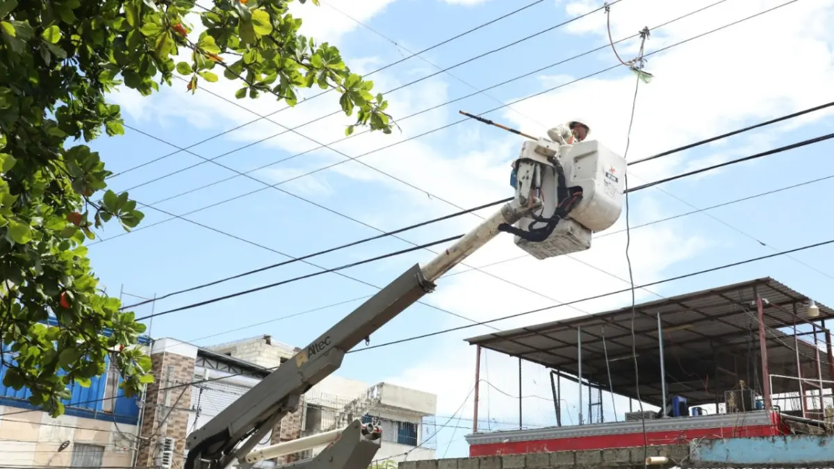 Edeeste desarrolla proyecto eléctrico para mejorar servicio en mercado de Los Mina