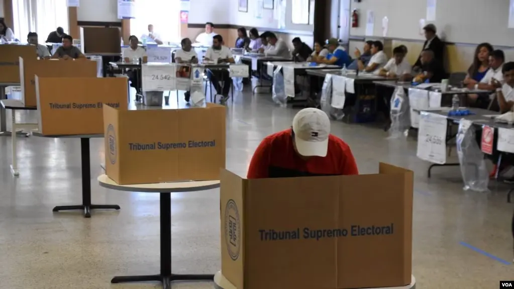 Guatemaltecos votan en baja afluencia en centro de votación de Washington