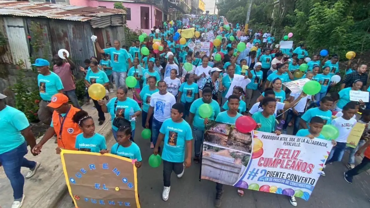 ¡Insólito! Con bizcocho, vejiga y música celebran 2 años a puente que se derrumbó en Monte Plata