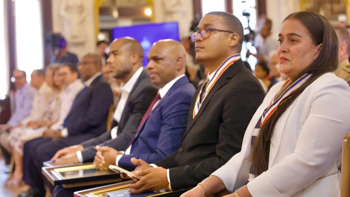 Entregan premio a cinco profesores en su día