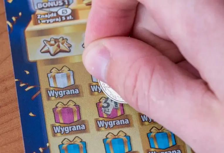 ¡Suertudo! hombre llega a tienda antes de que cierre y gana $300 mil dólares por comprar raspadito