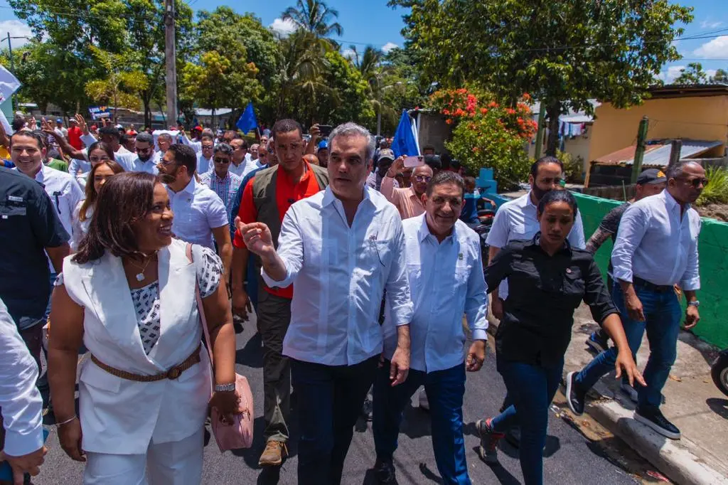 Abinader entrega 14 obras en cuatro provincias del Cibao