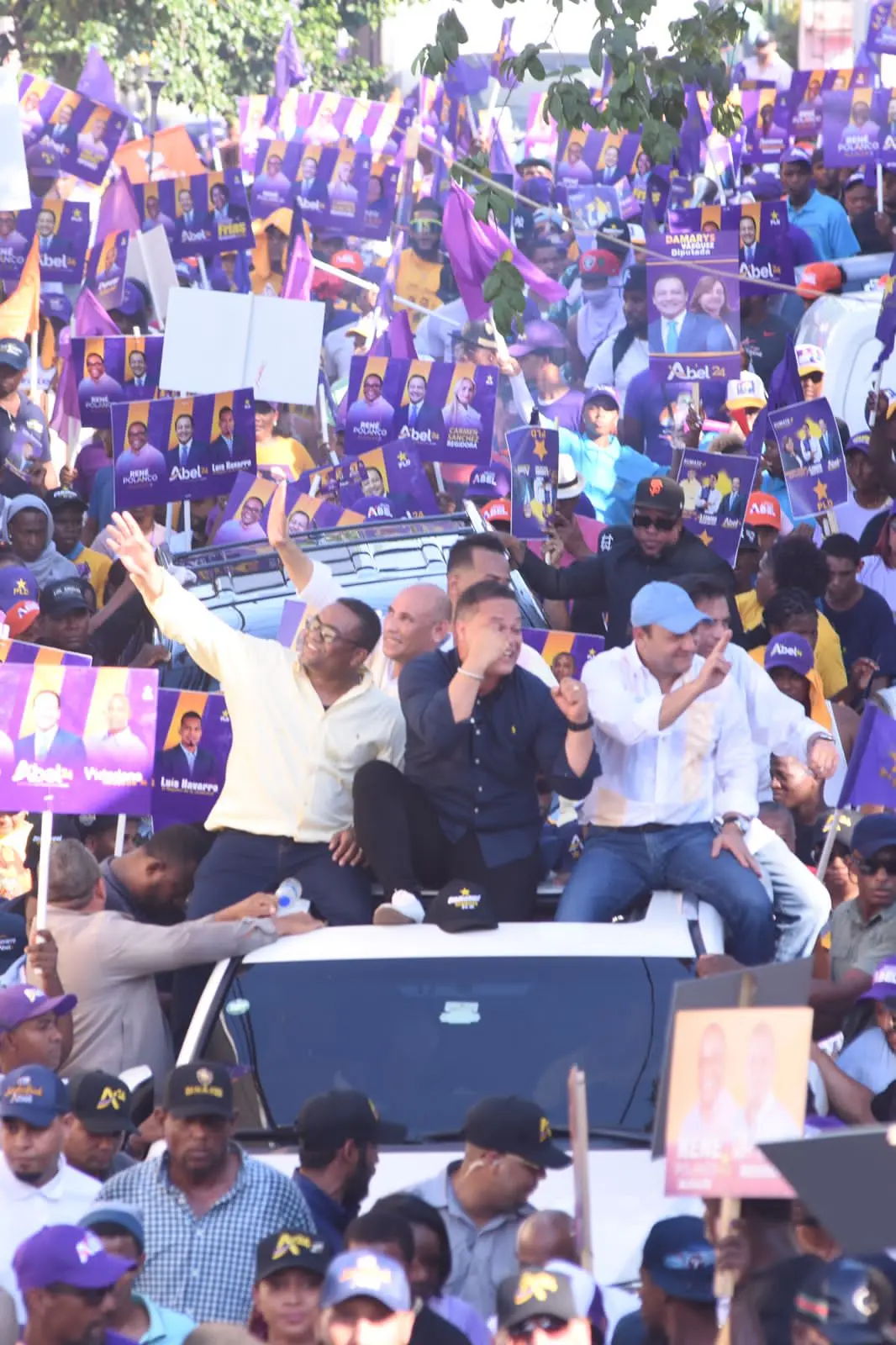 René Polanco saluda candidato alcalde SDN sea un peledeista