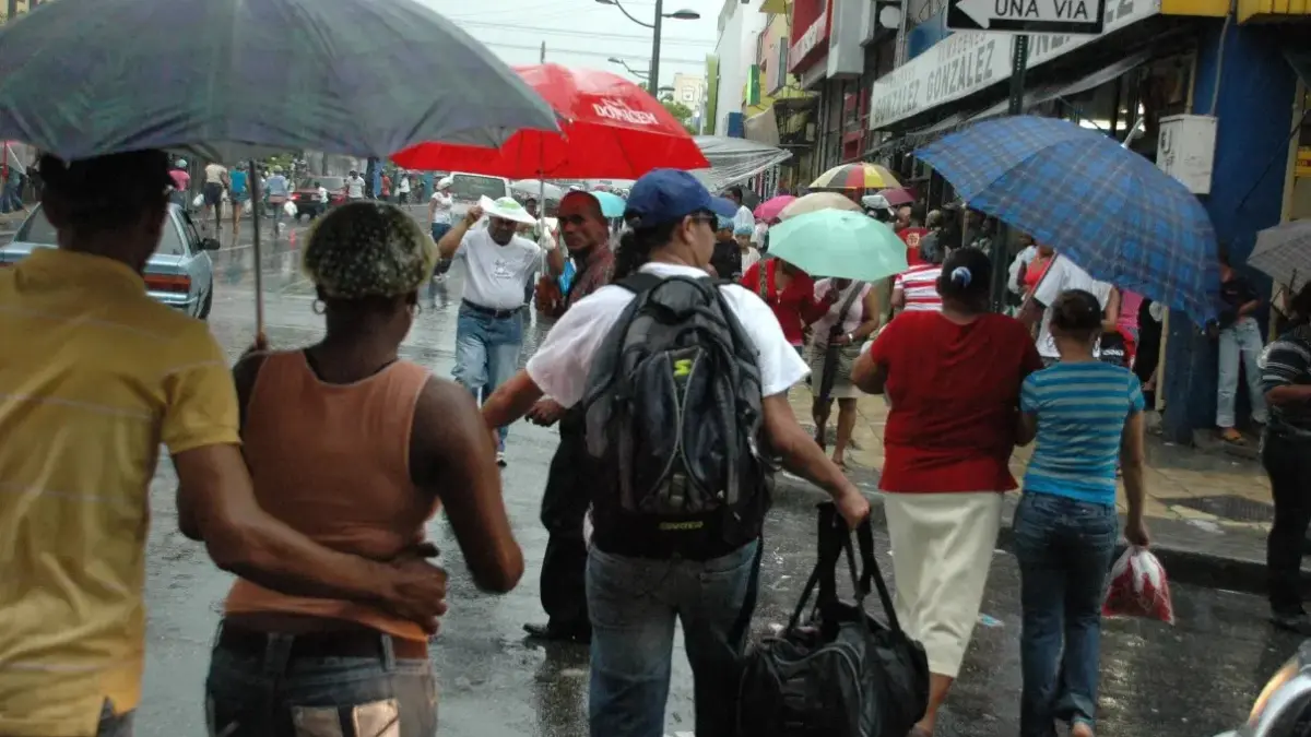 Onda tropical y vaguada continuarán generando lluvias; Santo Domingo, San Cristóbal y Monte Plata en alerta