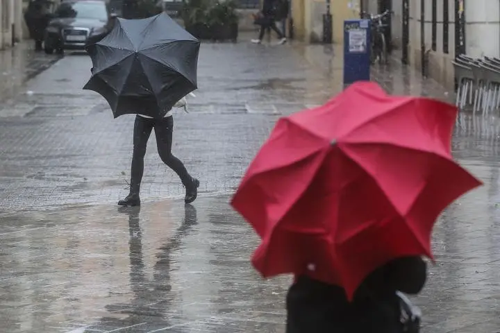 Onda tropical y vaguada estarán generando lluvias esta tarde y noche, según Meteorología