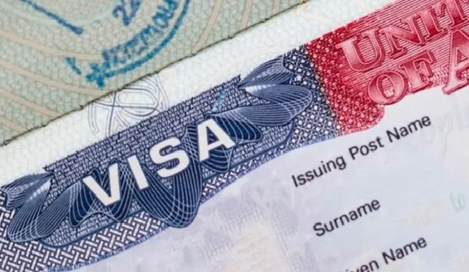 Dominicanas podrían perder visado tras dar a luz en EE.UU. con visa de turista, según especialista migratorio