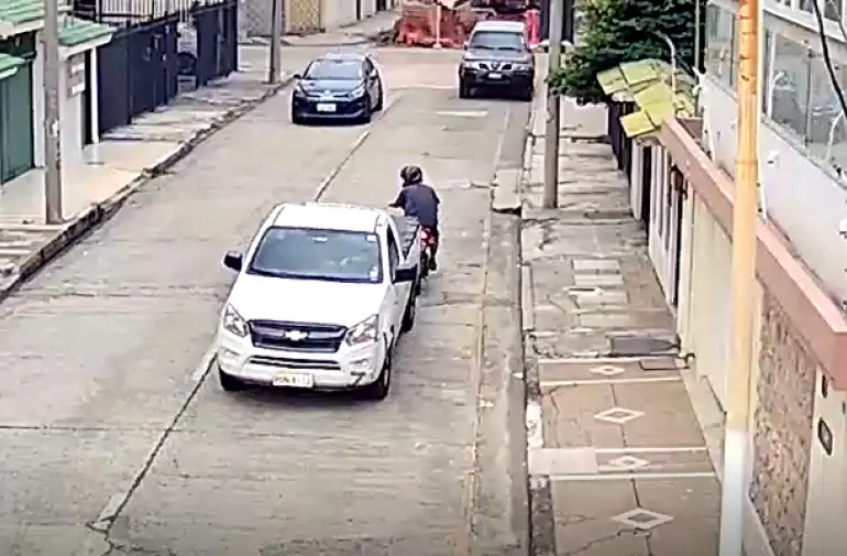 Conductor arrolla a ladrón que atracó a una mujer en Guayaquil