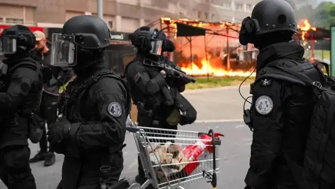 El Gobierno francés desplegará 45.000 agentes por tercera noche consecutiva