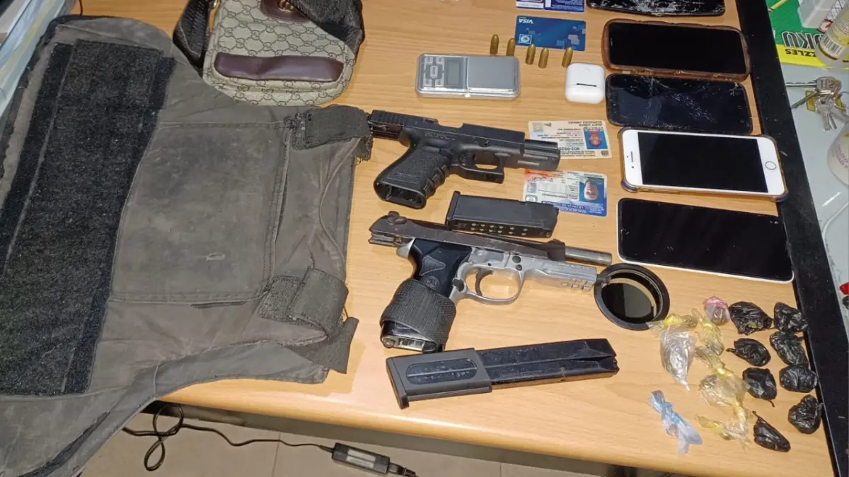 Incautan dos pistolas ilegales, chaleco antibalas, sustancias ilícitas y otros artículos a reconocido antisocial