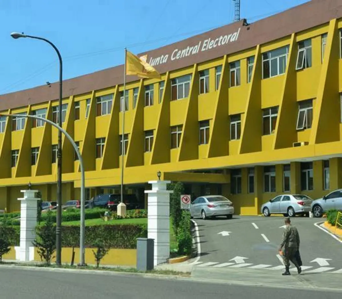 Junta suspendería candidaturas de funcionarios que no tomen licencia, afirma Darío Castillo