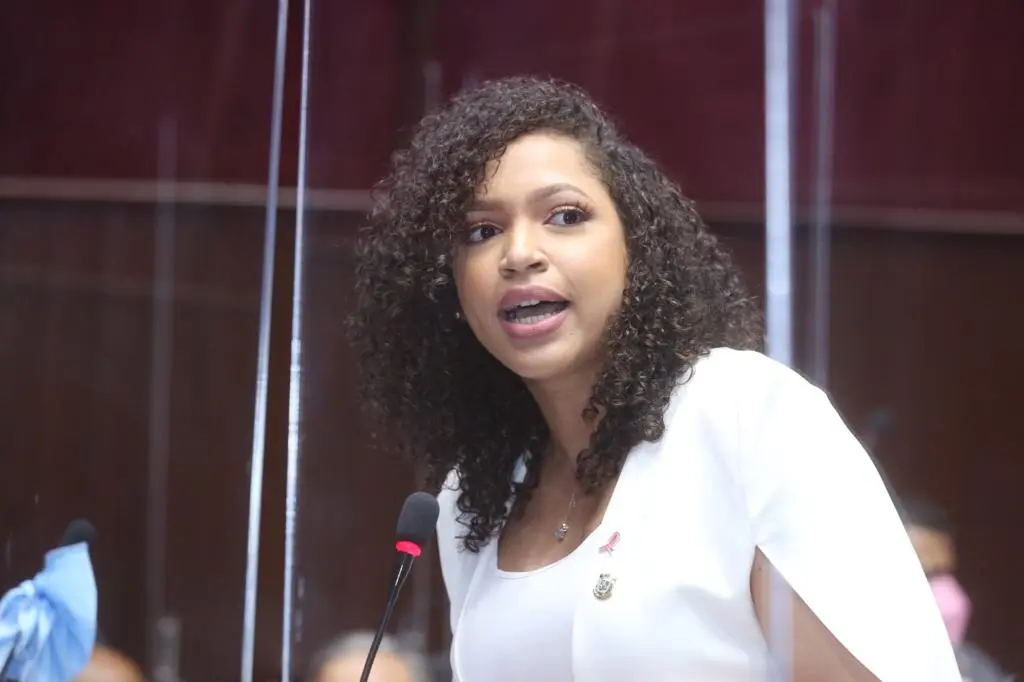 Juliana O’Neal dice el gobierno hace más propaganda que hechos por pacientes con cáncer