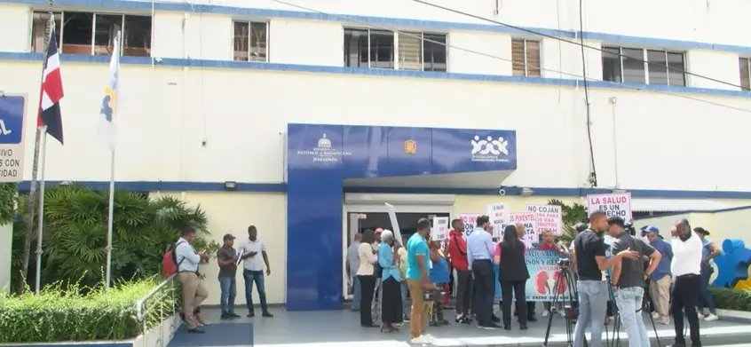 Trasplantados de riñón protestan en Contrataciones Públicas