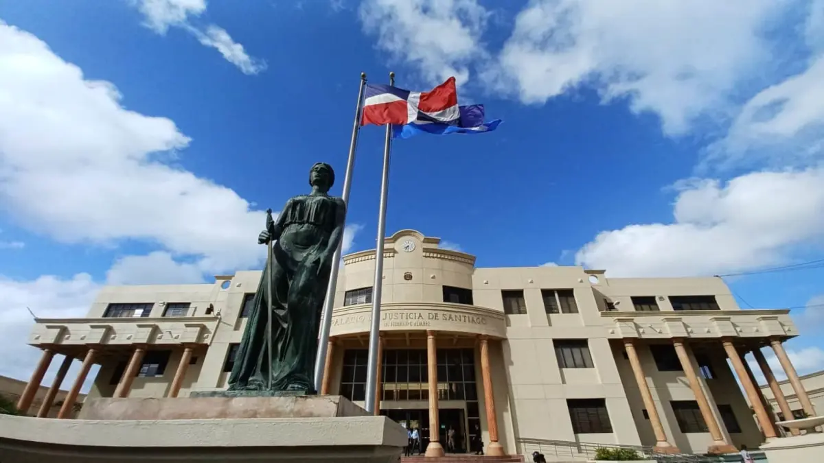 Dictan tres meses de prisión preventiva a mujer por maltratar a su hijastro en Santiago