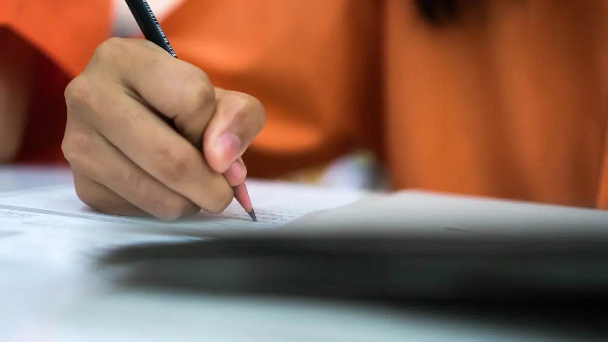 Detienen adolescente por escribir insultos a Mahoma en una hoja de examen