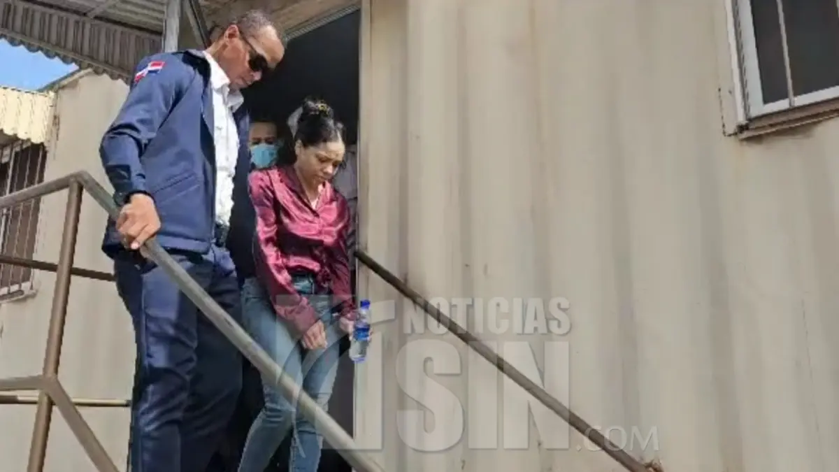 Trasladan a sala de audiencia a esposa de El Mayor Clásico para conocer solicitud de medida de coerción