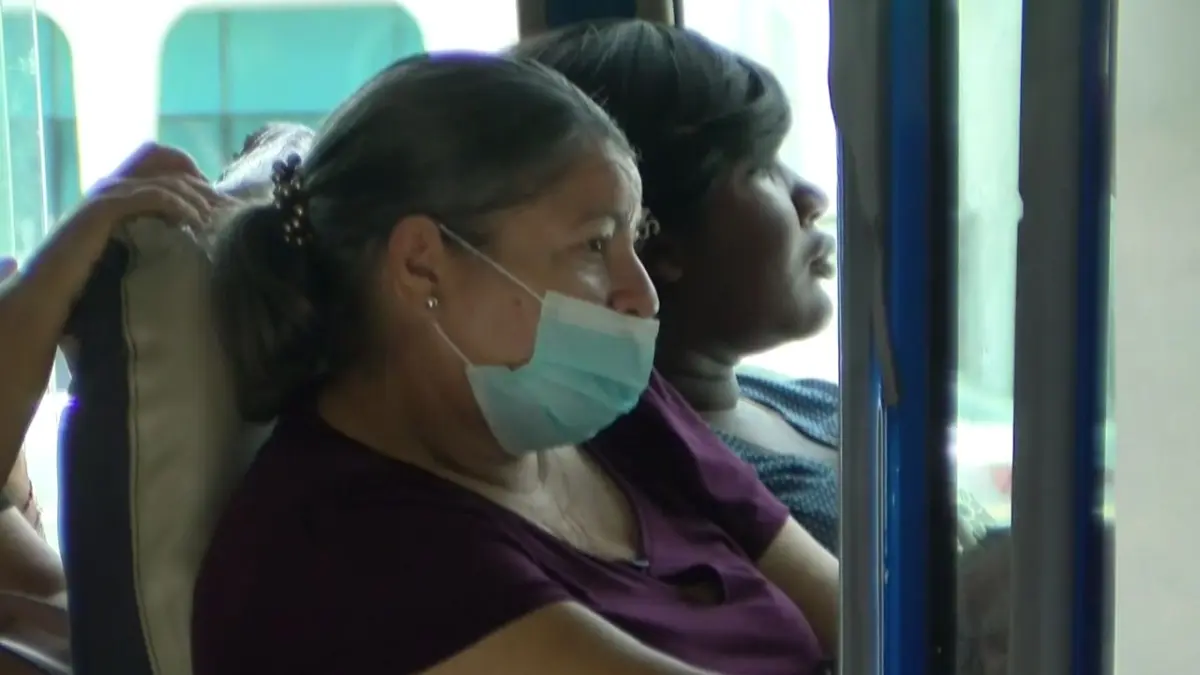 Pasajeros usan mascarilla por aumento de casos de Covid