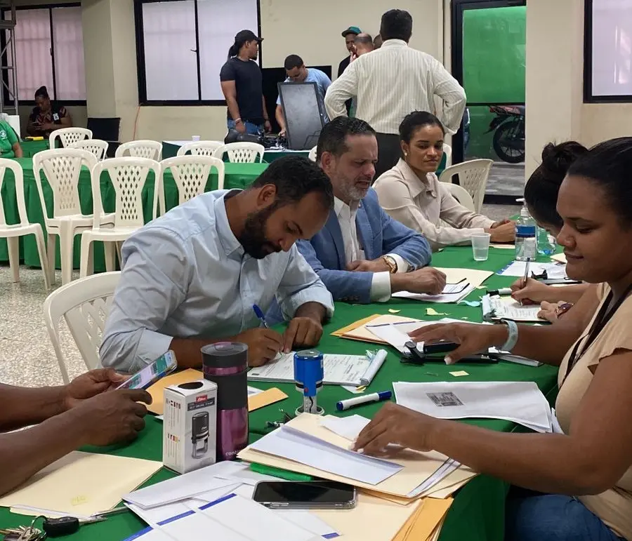 Omar Calderin inscribe precandidatura a regidor por el Distrito Nacional