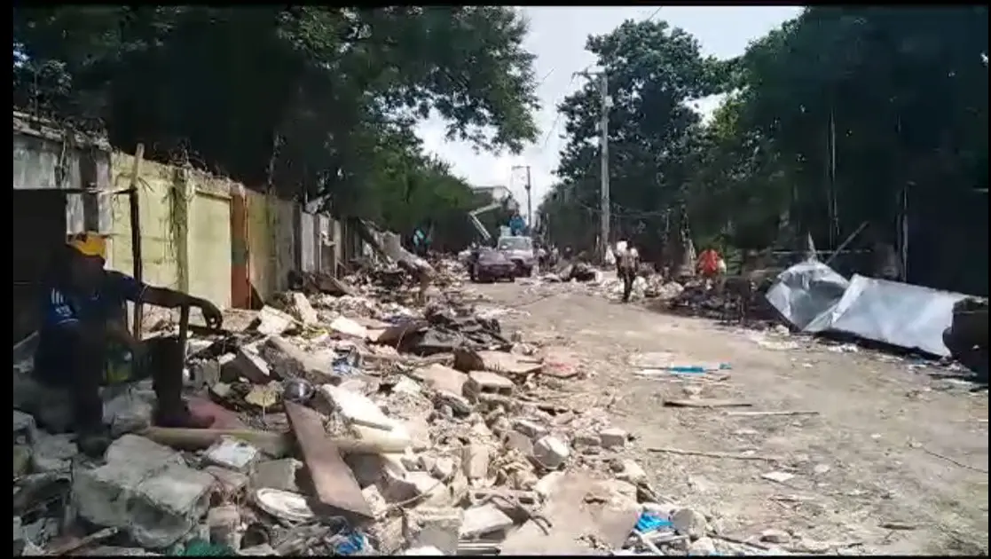 Desalojan comerciantes en el mercado de Herrera