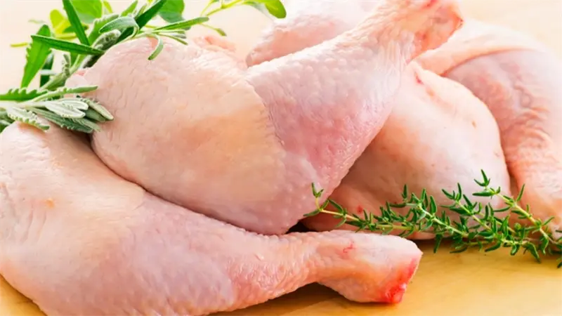 Carniceros advierten alza en el precio del pollo y temen impacto en la cena navideña