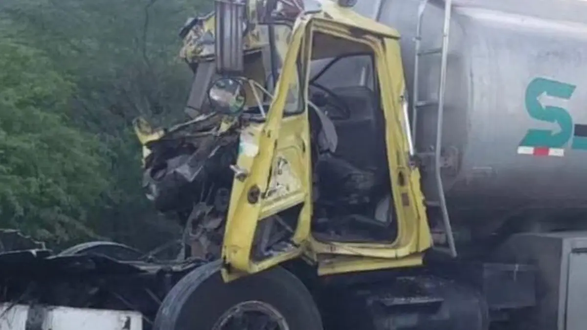 Accidente entre tanquero cargado de gasolina con camión de harina ocasiona tapón en carretera Baní-Azua