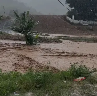 Fuertes lluvias provocan desbordamiento del río Tireo