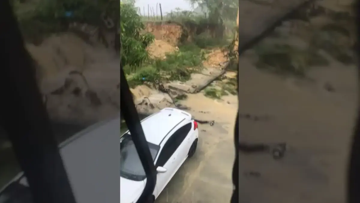 Cae pared en residencial El Dorado en Villa Mella