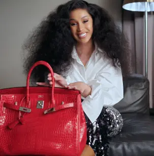 ¿Cuáles son los artículos que lleva Cardi B en su bolso?