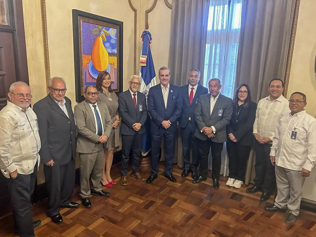 Abinader recibe en Palacio Nacional una comisión de ADOPAE