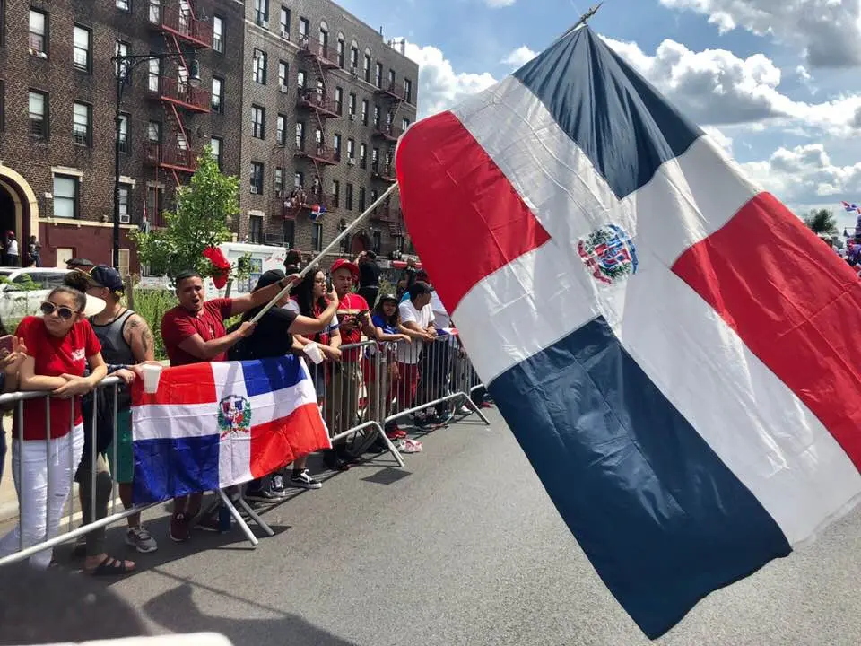 Miembro de la Parada Dominicana de El Bronx asegura mujer vendió ilegalmente invitaciones para obtención visas a EE.UU.