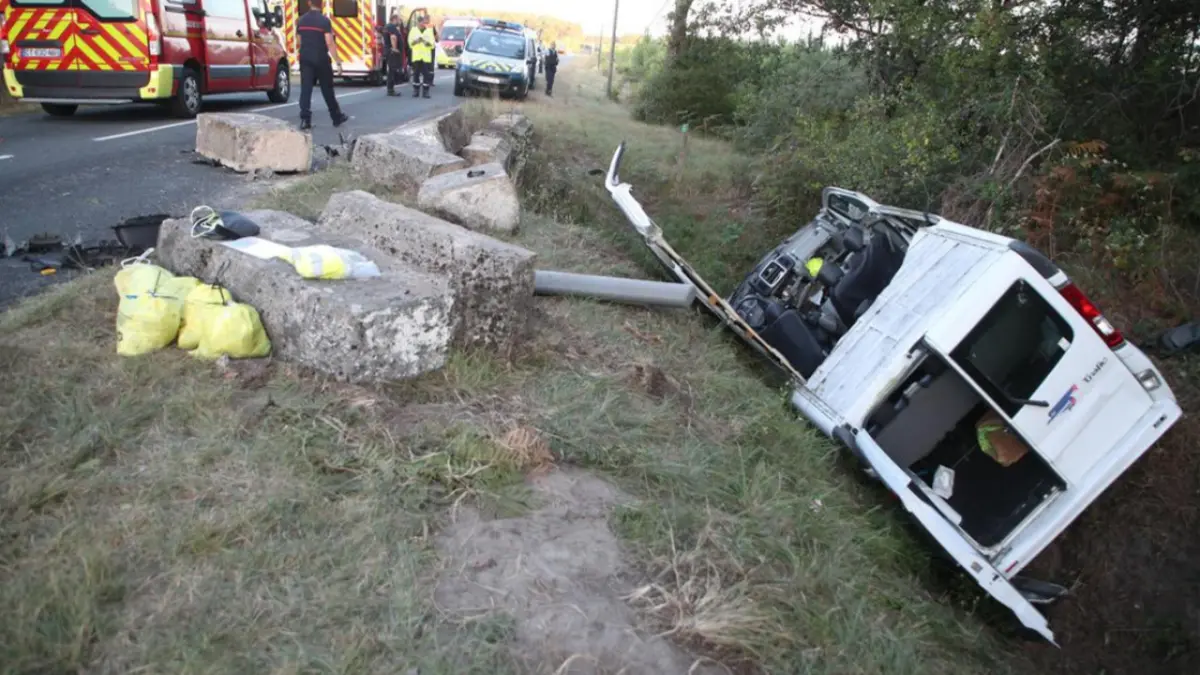 Muere niño y cuatro resultan heridos en un accidente de un minibus escolar