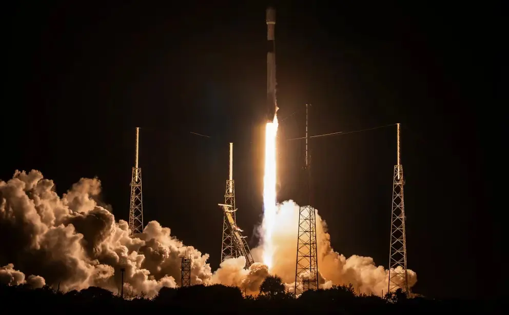 SpaceX lanza al espacio el nuevo satélite de telecomunicaciones de Intelsat