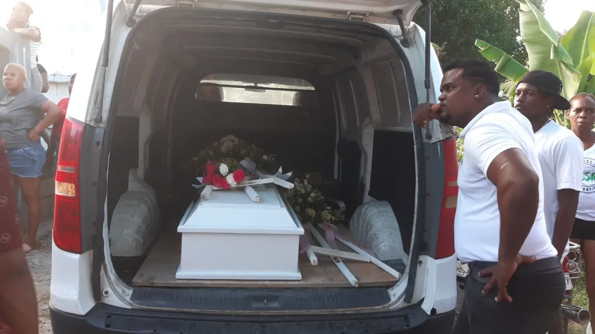 En medio de consternación sepultan restos en San Cristóbal de niña encontrada en la autopista 6 de Noviembre