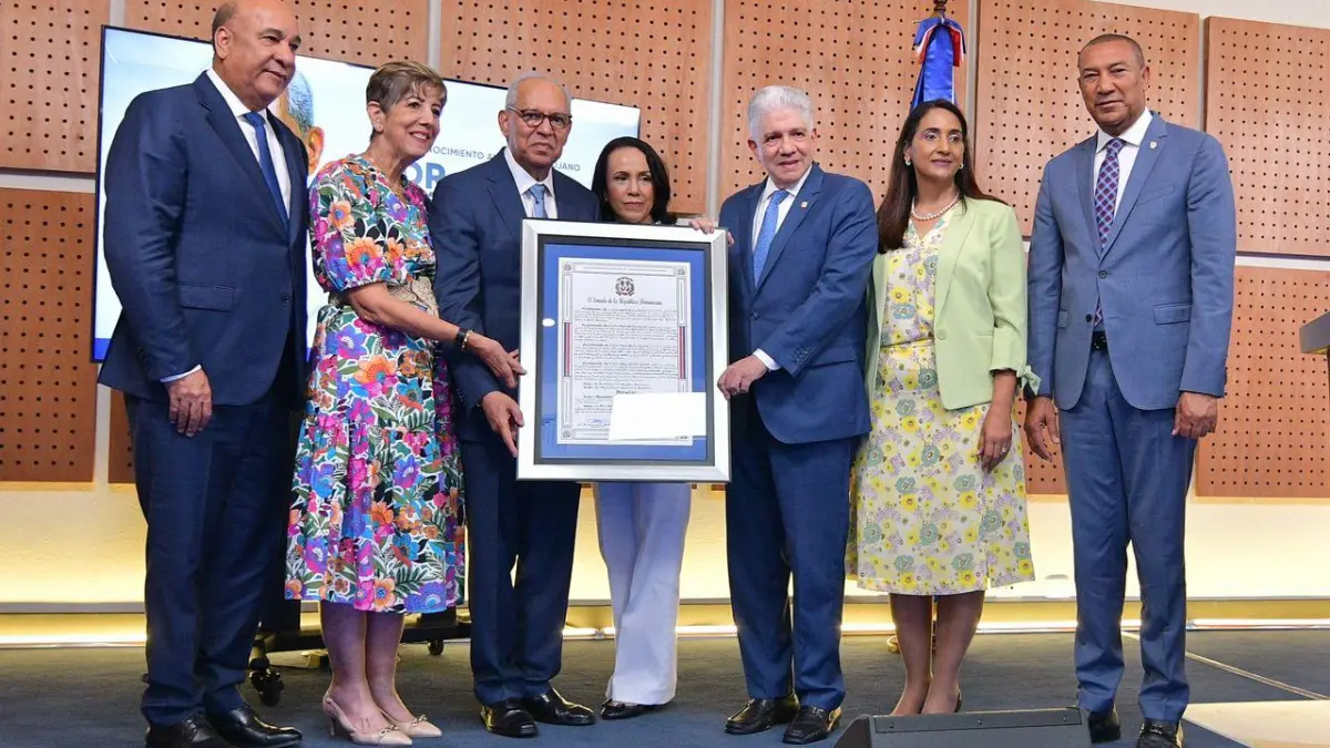 Senado reconoce trayectoria del cirujano Rafael Sánchez Español