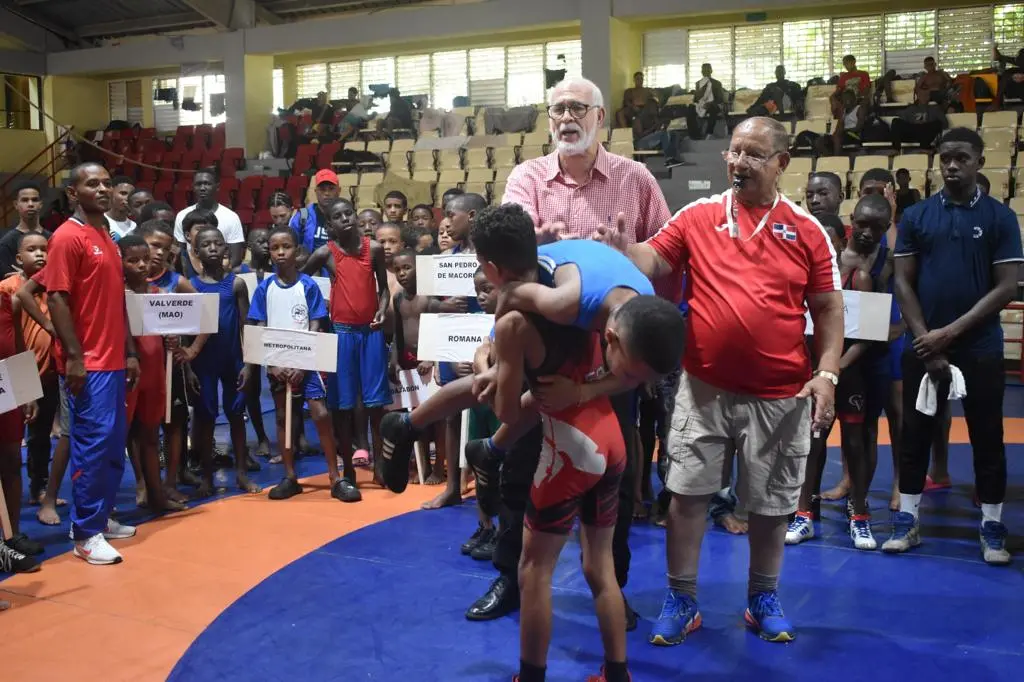 Lucha inaugura torneo de campeones; premia primeros ganadores