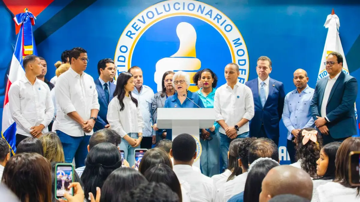 Ortiz Bosch inscribe precandidatura de Abinader