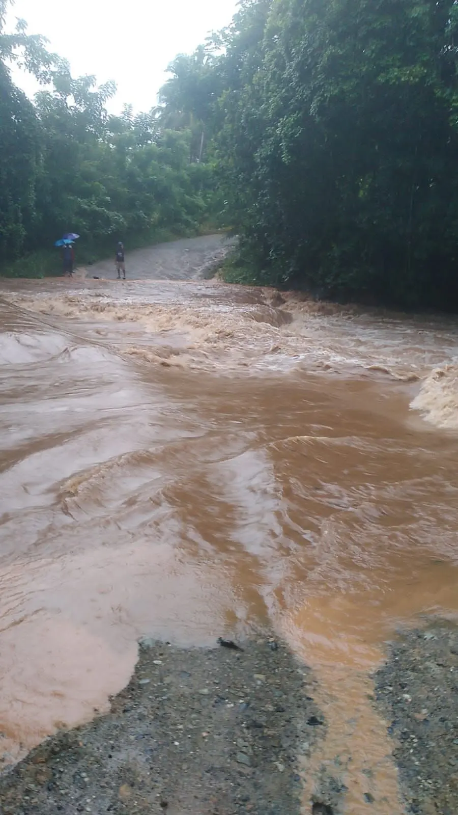 Comunidad Mamá Tingó incomunicada por crecida del Río Guanuma
