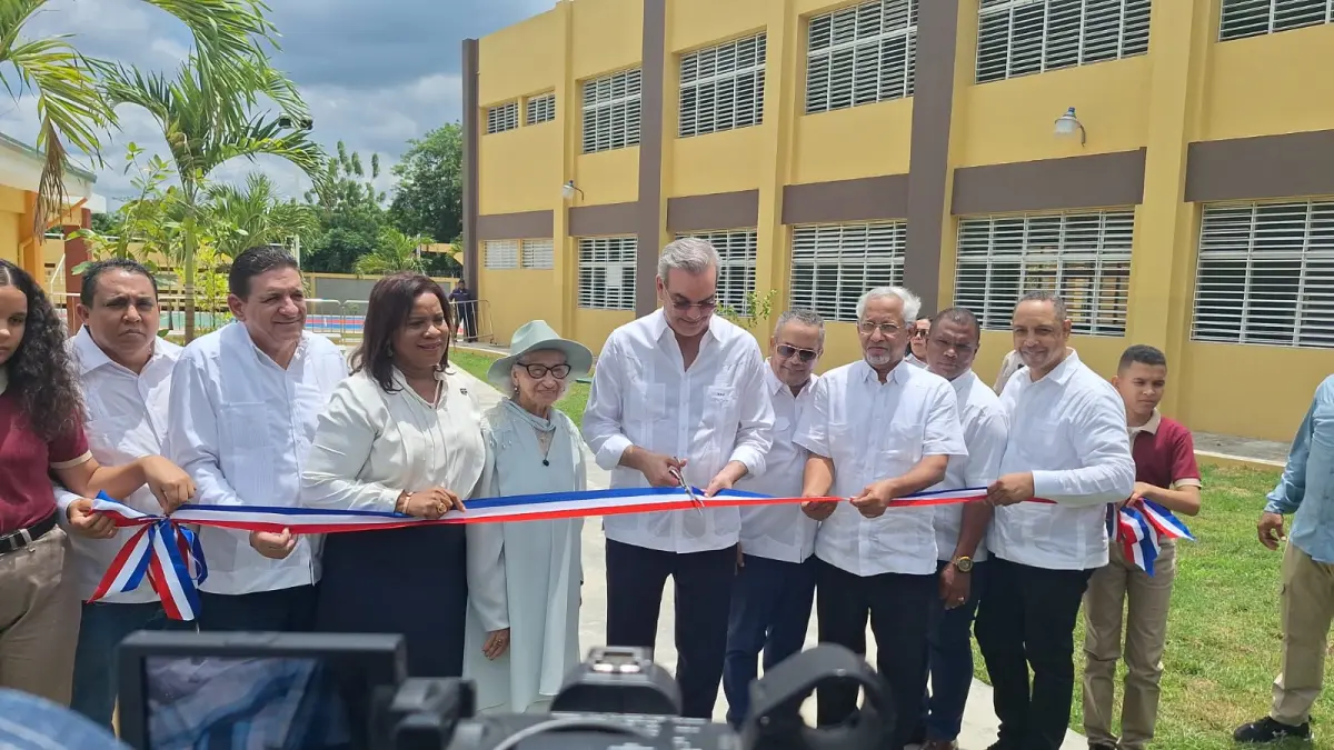 Abinader inaugura liceo y dos centros de Infotep