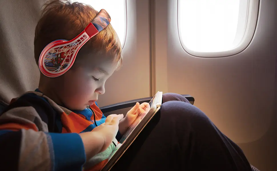 Pediatra recomienda proteger sistema auditivo de niños durante viajes aéreos