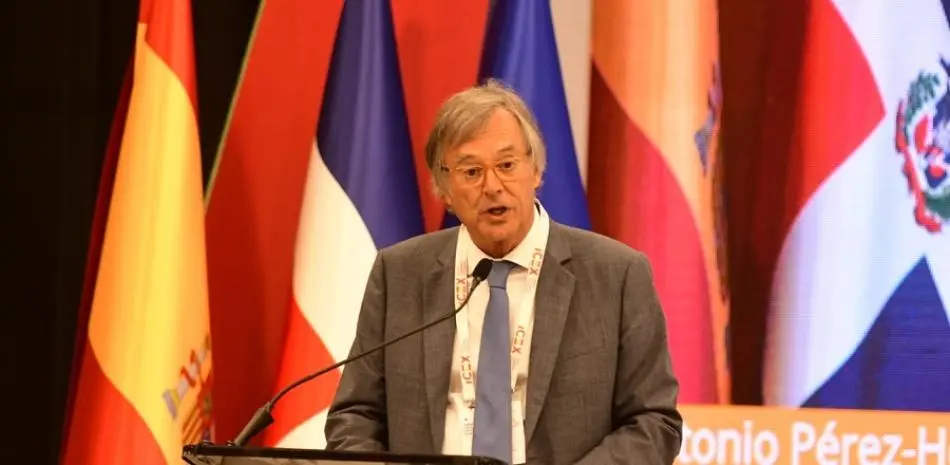 Rey de España condecora dos dominicanos con la Real Orden de Isabel la Católica