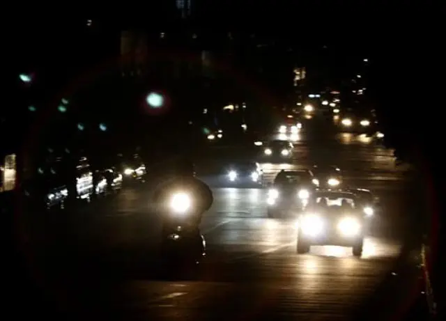 ¡En penumbras, barrios de Santo Domingo Este! sus residentes se quejan por los apagones