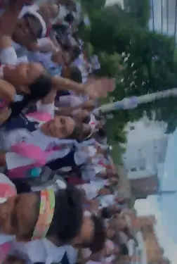 Estudiantes protestan por suspensión de director