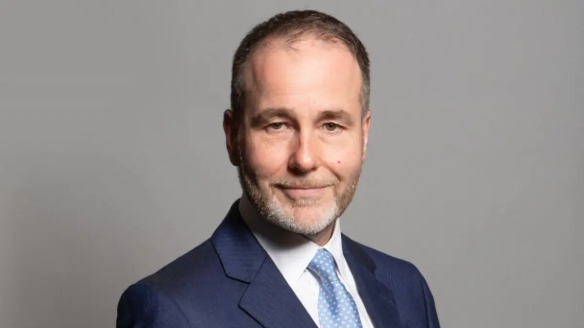 Dimite diputado acusado de manosear hombres cuando estaba ebrio