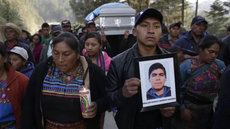 Culpan a 11 policías por asesinato de 17 migrantes en México