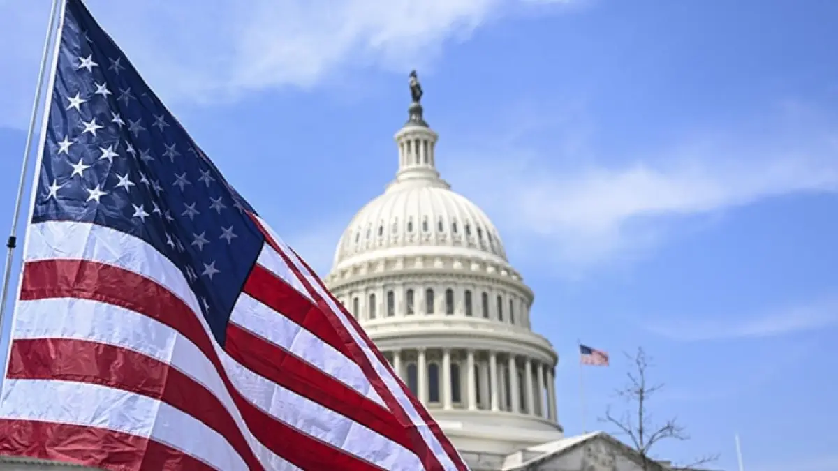 Activistas se pintan de lodo negro en EE.UU. en contra del uso del cuero en la moda