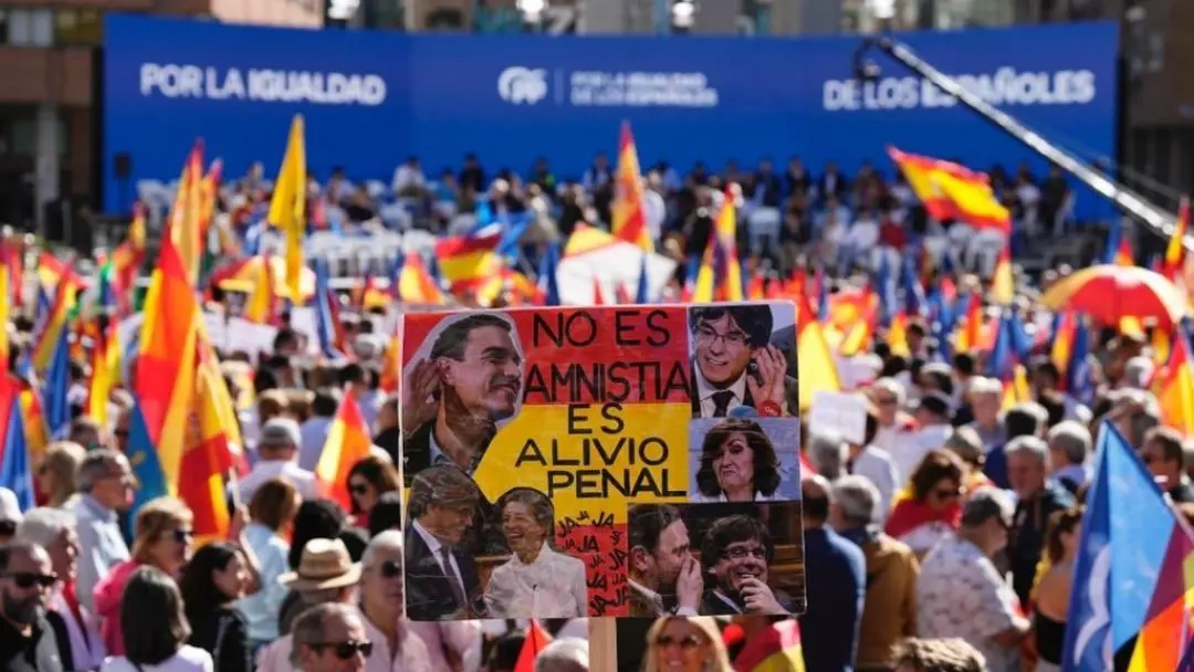 Personas se manifiestan en contra la amnistía a independentistas catalanes