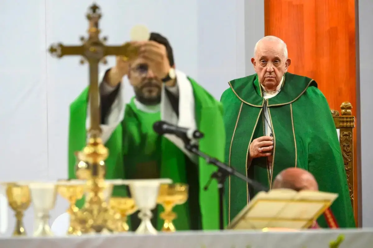 El papa visita centro de caridad y asegura que la Iglesia no hace proselitismo