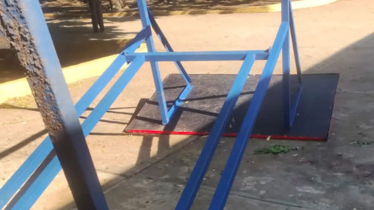 Muere niño tras caerle tablero de baloncesto en escuela